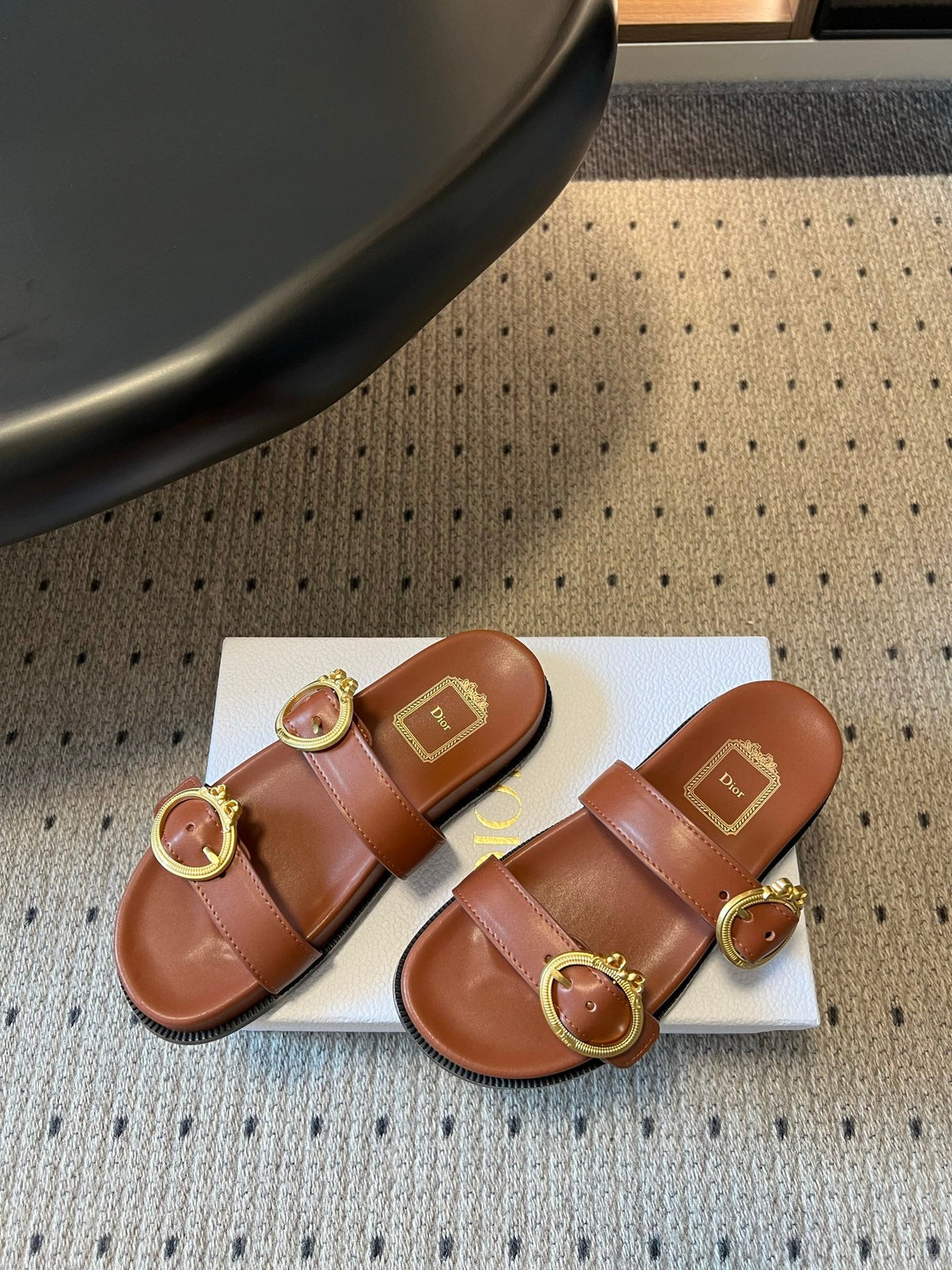 CD 26s Médaillon Buckle Slide Caramel Cowhide 820024