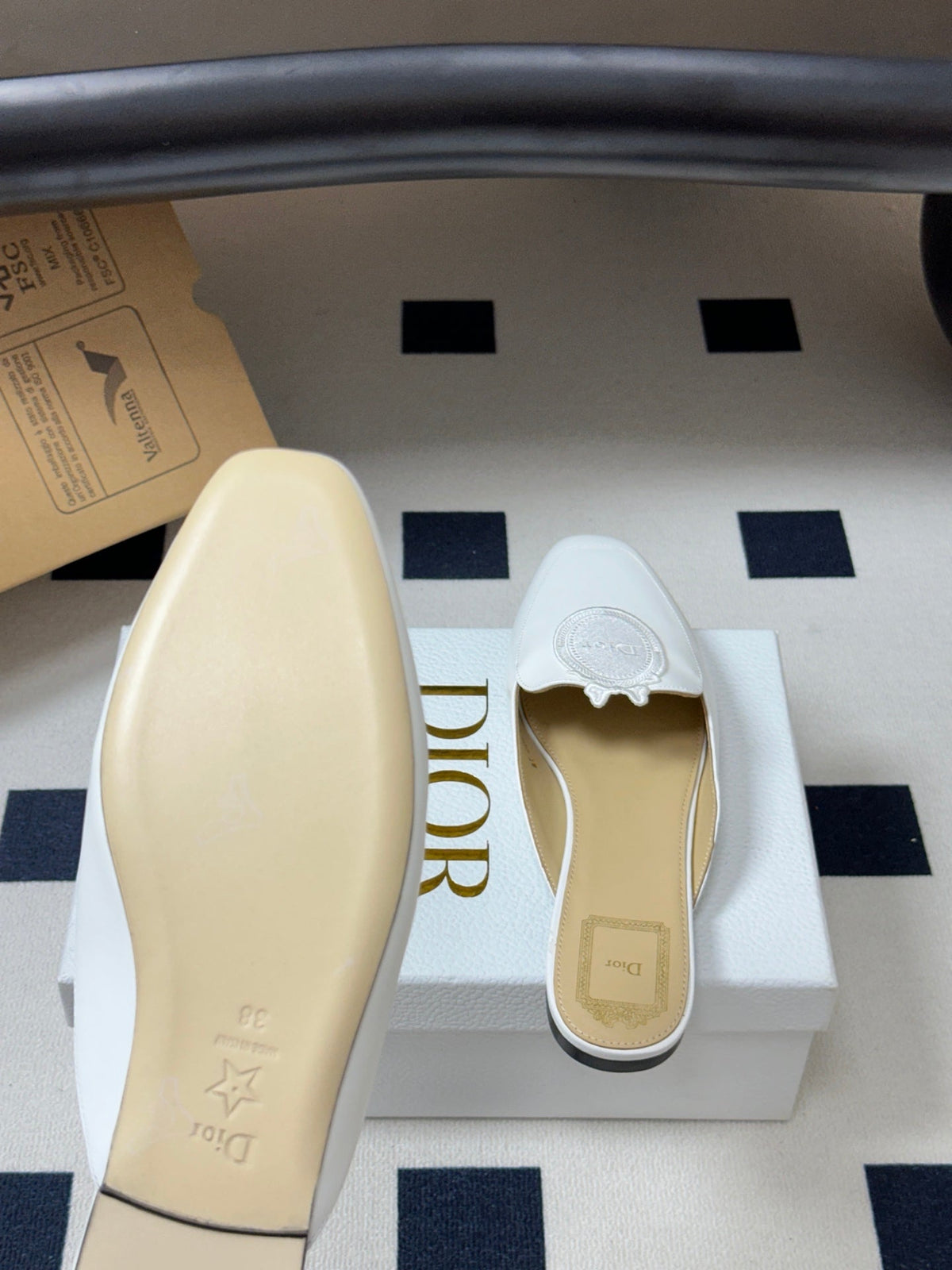 CD Médaillon Mule White Lambskin 834918