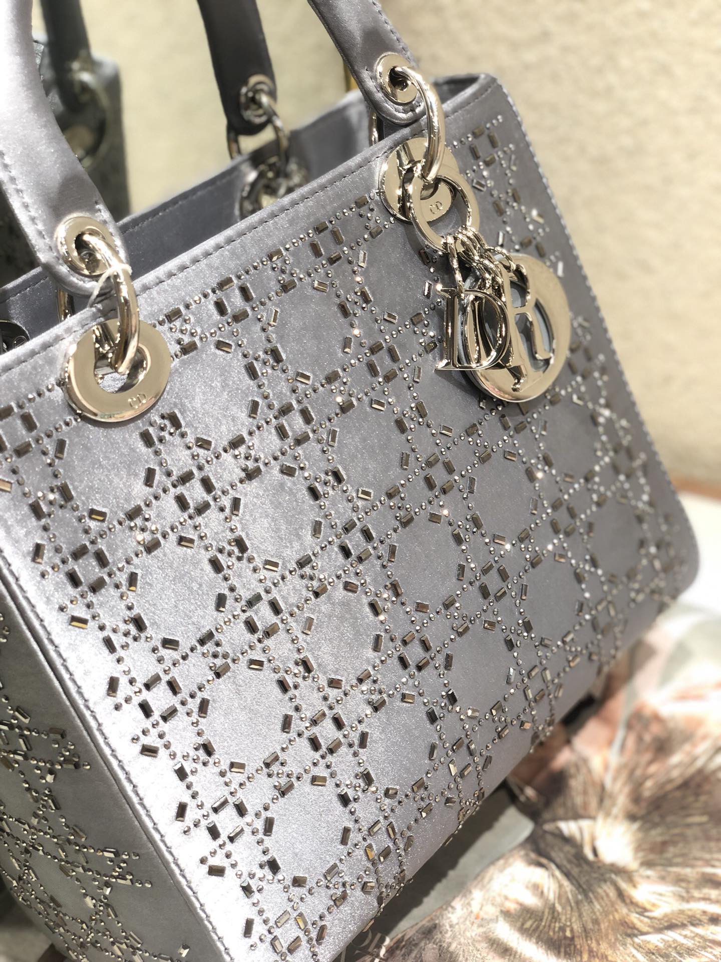 LADY 24 HANDBAG EMBOSSED DIAMOND IN GREY CALFSKIN
