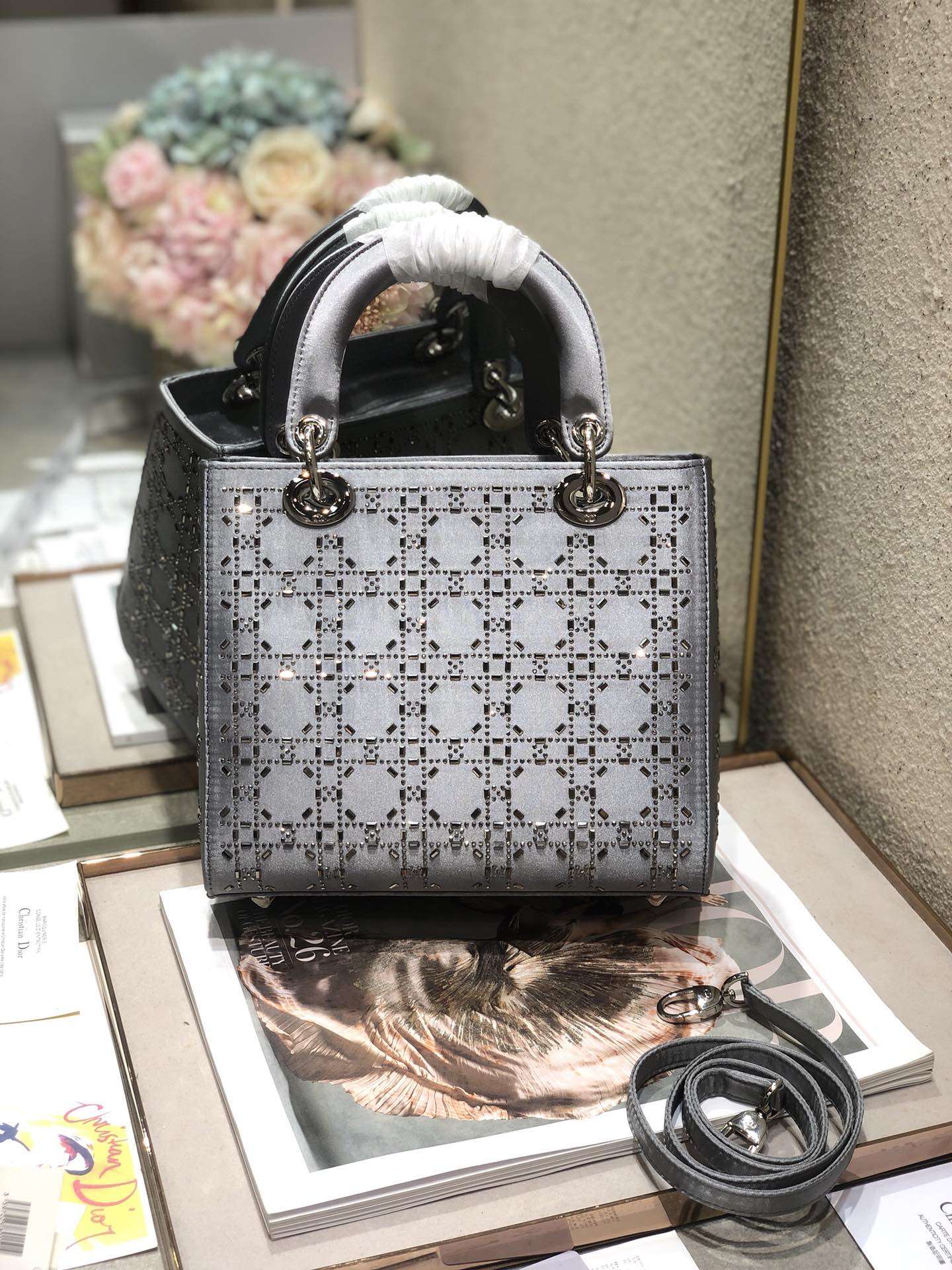 LADY 24 HANDBAG EMBOSSED DIAMOND IN GREY CALFSKIN