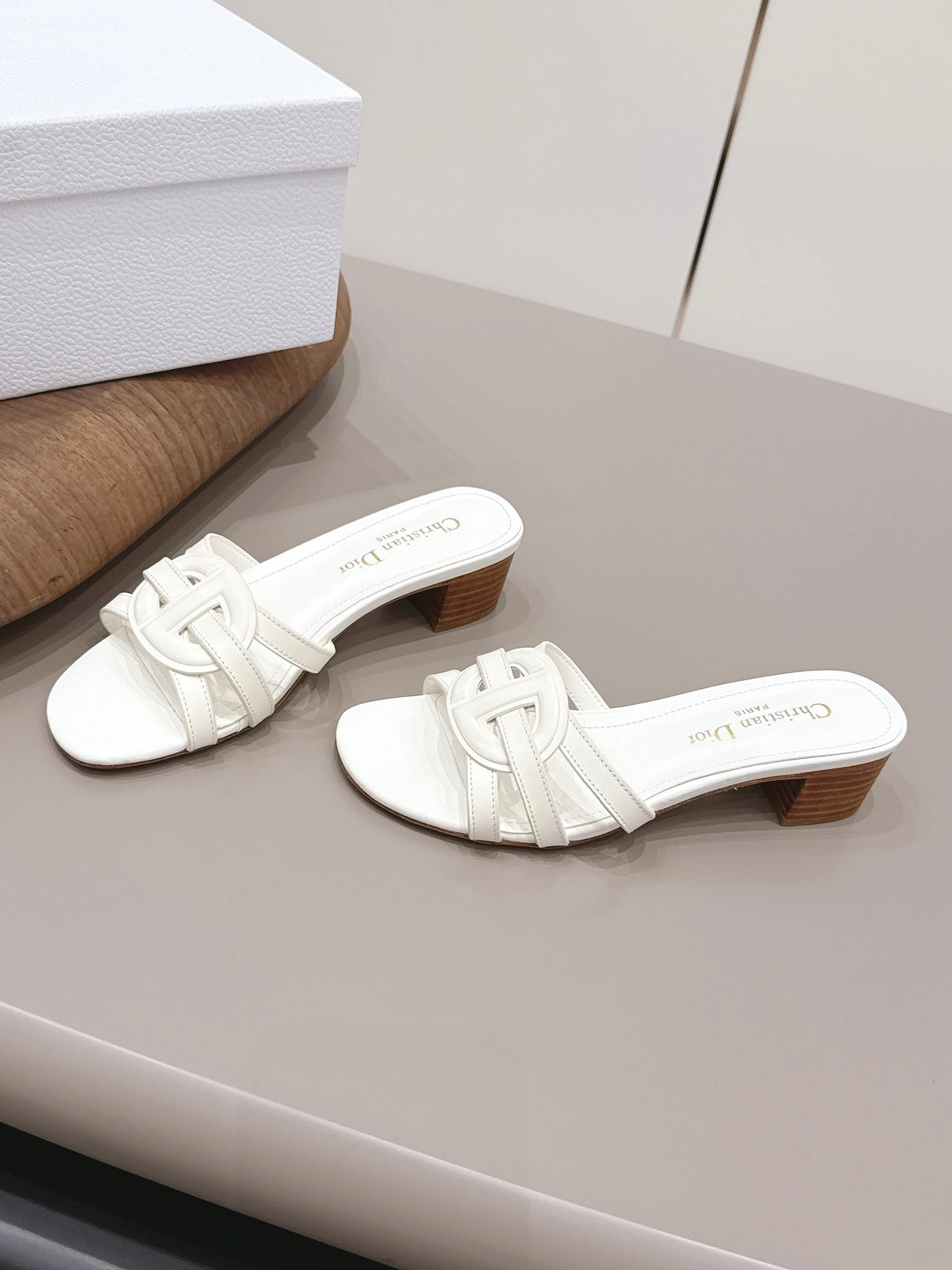 CD 26s D-Club Sandal 4.5cm White Calfskin 738244