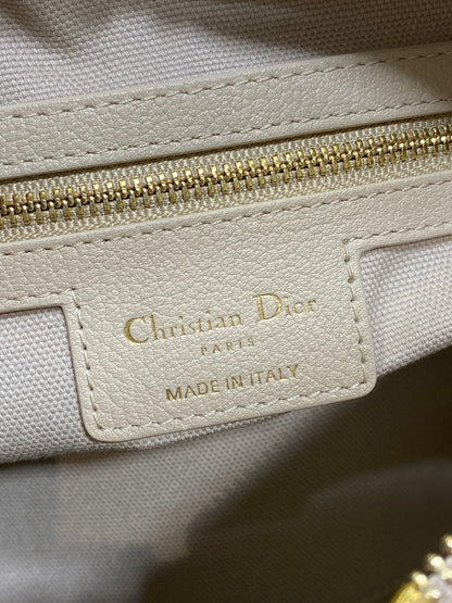 Dior 2025 Voyage Bag 23cm Powder Beige Grained Calfskin 267772