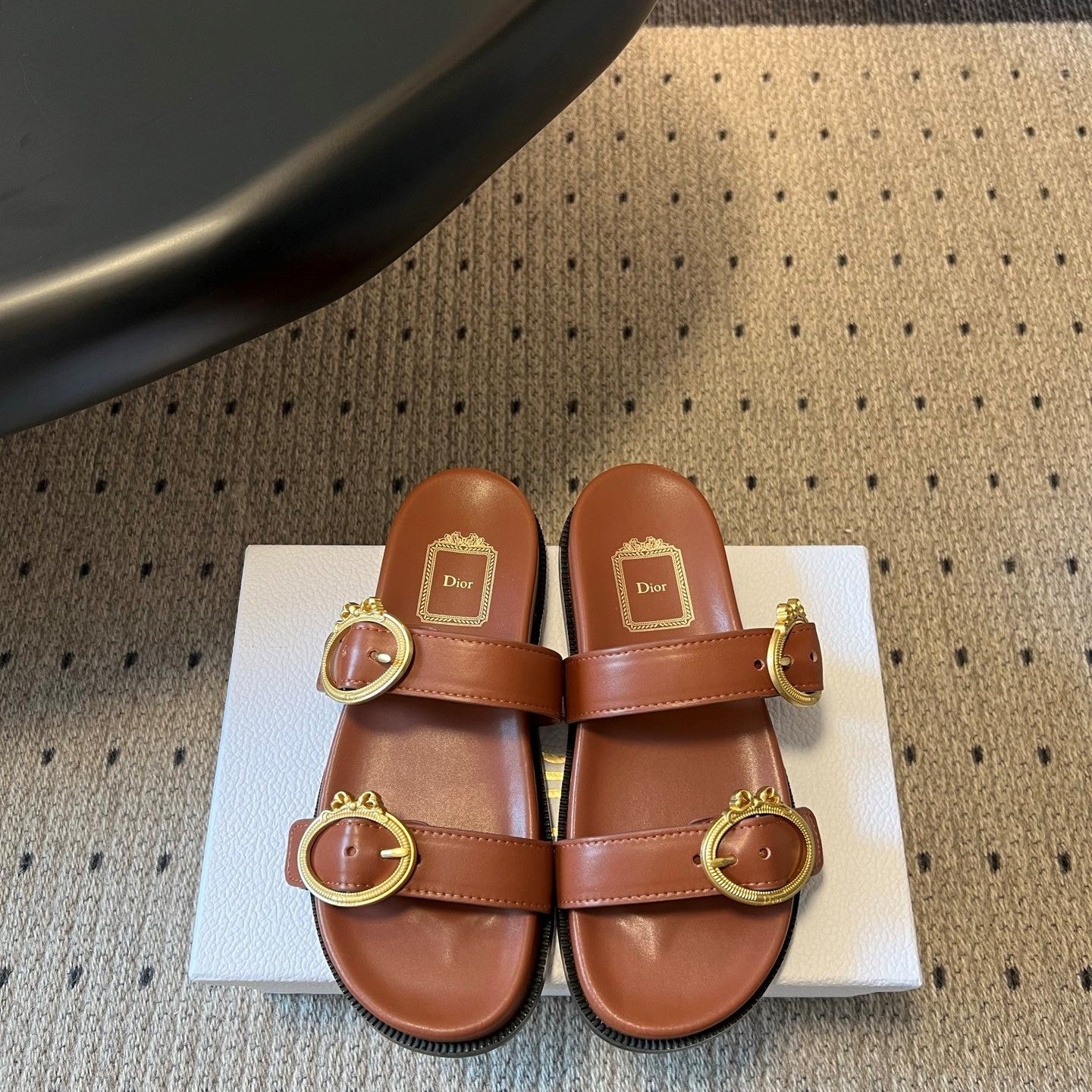 CD 26s Médaillon Buckle Slide Caramel Cowhide 820024