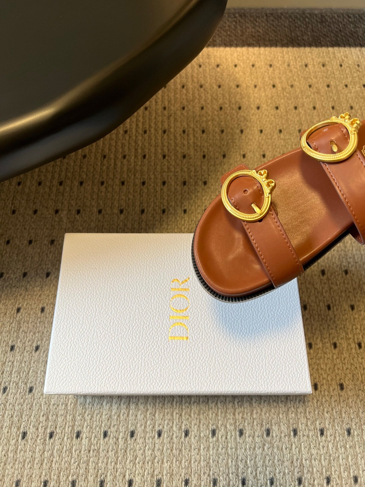 CD 26s Médaillon Buckle Slide Caramel Cowhide 820024