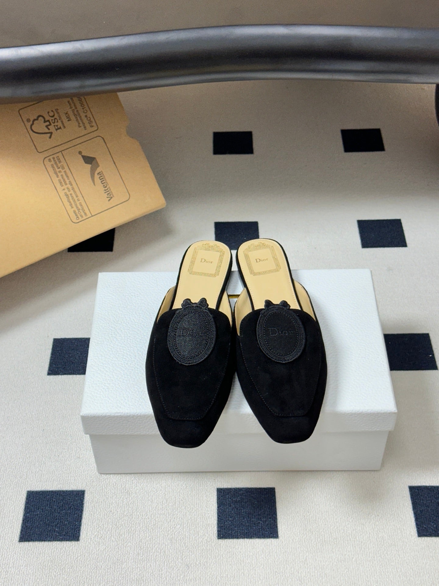 CD Médaillon Mule Black Suede 834915