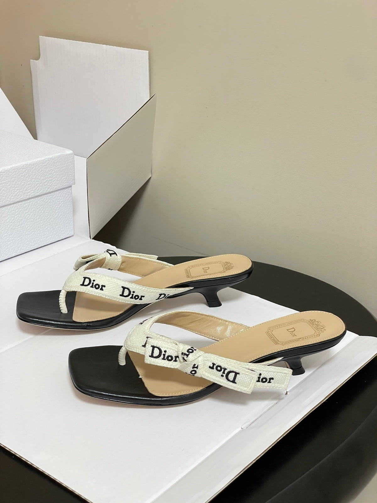 CD J'Adior Heeled Thong Sandal Black Beige Leather 834941