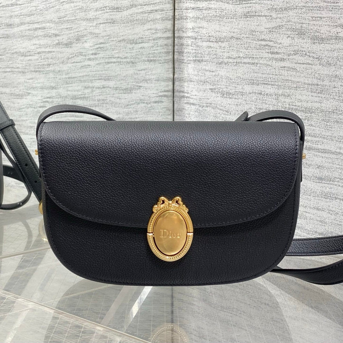 CD 2026 Médaillon Flap Bag 23cm Grained Calfskin