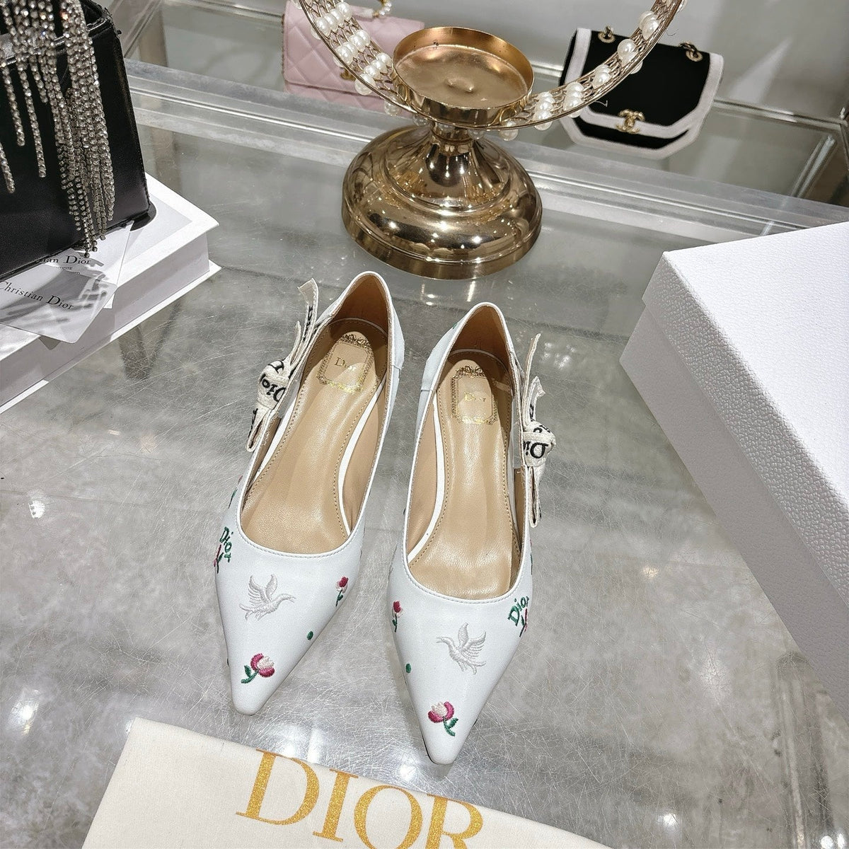 CD 26 High Heel Pump Flower 25 White Sheepskin Ribbon 679715