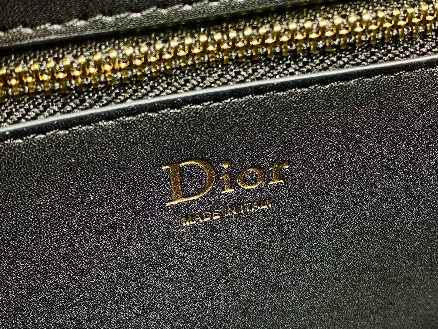 CD 2026 Médaillon Flap Bag 23cm Grained Calfskin