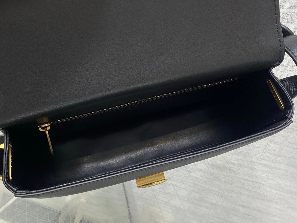 CD 2026 Médaillon Flap Bag 23cm Grained Calfskin