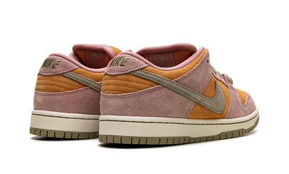 SB Dunk Low "Red Stardust" HJ4135 600